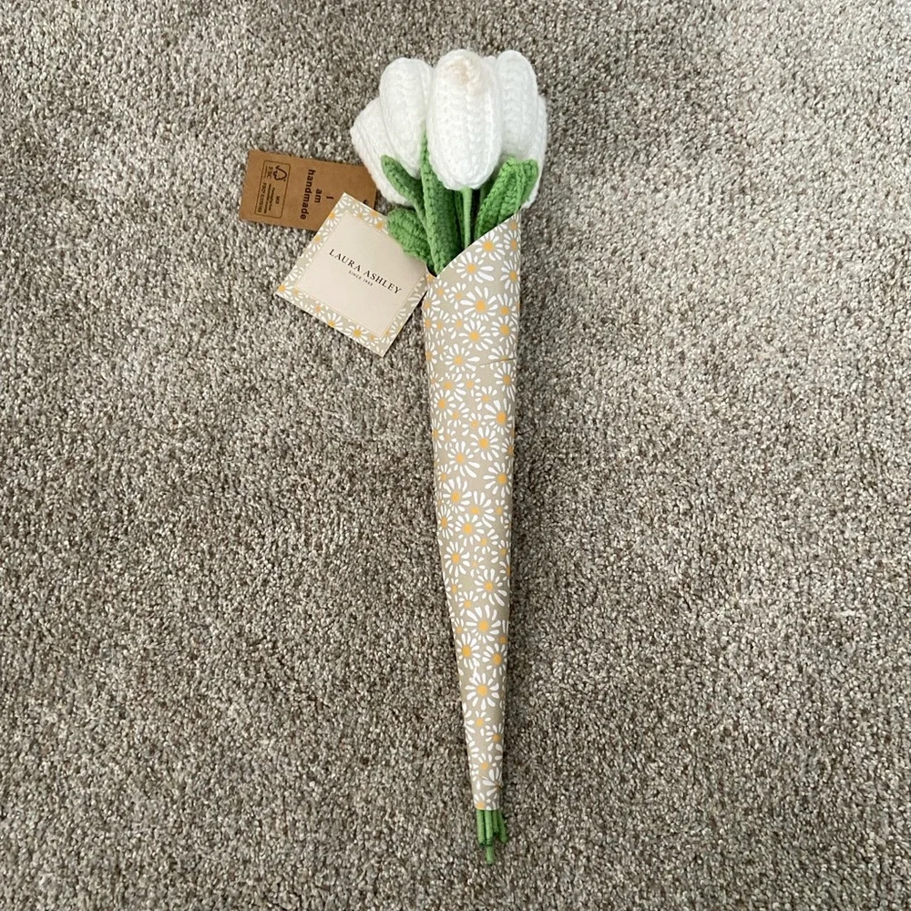 NWT Laura Ashley Knit White Tulips Spring Decor Flowers